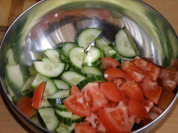 Нарезать крупно томат. пошаговое фото этапа приготовления греческого салата