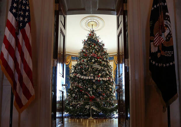 Мишель Обама показала рождественское убранство Белого дома