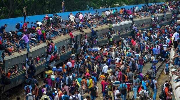 Так выглядит общественный транспорт в Бангладеш во время сезонной миграции бангладеш, в мире, люди, миграция, транспорт