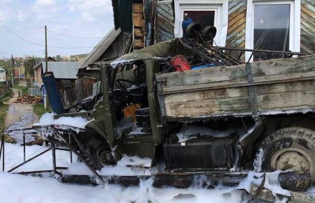 Спасла каска: в Челябинской области грузовик с газовыми ёмкостями врезался в дом