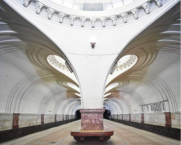 Фотограф показал всю роскошь московского и питерского метро