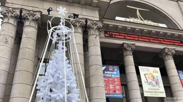 Власти Петербурга просят туристов не приезжать на Новый год Власти Петербурга просят туристов не приезжать на Новый год