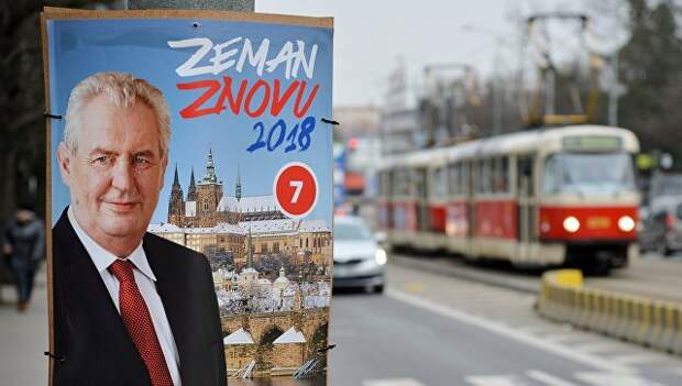 Предвыборный плакат действующего главы государства, кандидата на выборах президента Милоша Земана на улице Праги. 11 января 2018