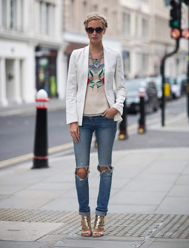 Девушка в рваных джинсах, топ и белый пиджак
