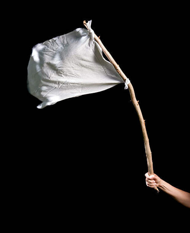 Белый флаг-символ капитуляции, источник изображения  Shutterstock.com