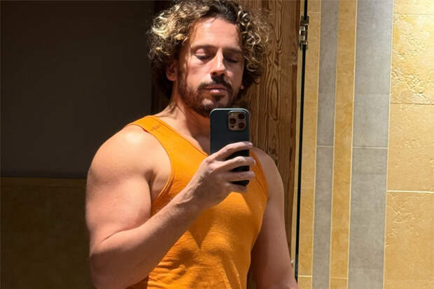 Фото хвастающегося мускулами Галкина оценили словами «в овуляцию смотреть нельзя»