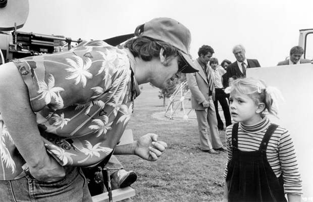 Съемки "Инопланетянина" (1982). Режиссер Стивен Спилберг и малышка Дрю Бэрримор голливуд, за кадром, кино, фото
