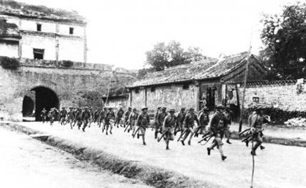 На фото, сделанном в 1937 г., показаны китайские войска, бегущие к мосту Лугоу для борьбы с японскими захватчиками