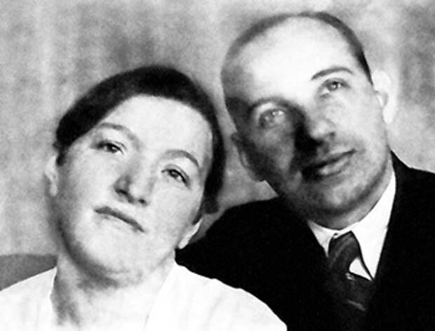 Мама Савелия, Бенедикта (Бася) Соломоновна, была домохозяйкой. А отец, Виктор Савельевич, - известным адвокатом. Его в 1938 году арестовал НКВД, и он умер в заключении