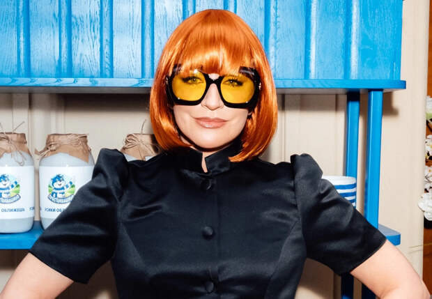 Виктория Шелягова (в образе мамы Дяди Фёдора), Яна Рудковская, Екатерина Солоцинская и Юлия Барановская посетили открытие кафе "Простоквашино"