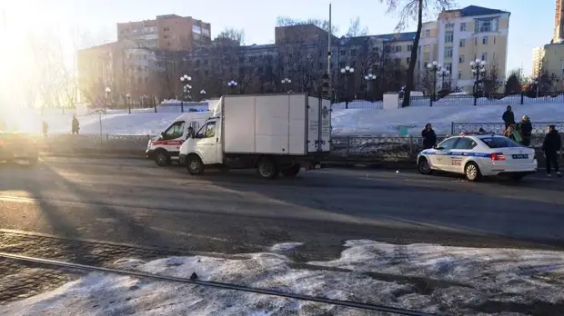 Газелист проехал на красный и сбил женщину на «зебре»