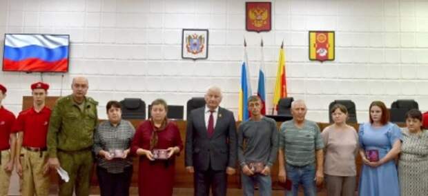 Семьям погибших воинов вручили награды в Ремонтненском районе