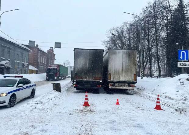 В Покрове большегруз на трассе М-7 сбил двух 14-летних пешеходов