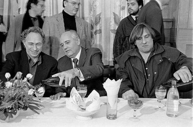 1993 год, Михаил Горбачев на банкете с Пьером Ришаром и Жераром Депардье 90-е годы, СССР, жизнь, ностальгия, фото