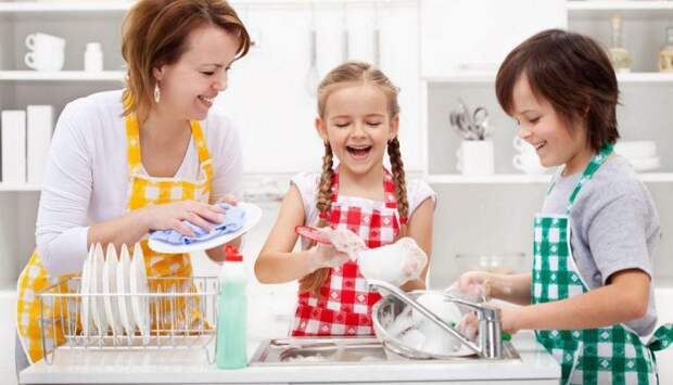 Дети помогают маме мыть посуду