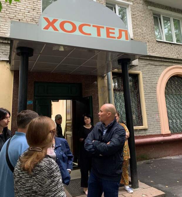 Андрей Медведев по просьбе жителей посетил хостелы в Тимирязевском районе. Фото: Маргарита Орлова