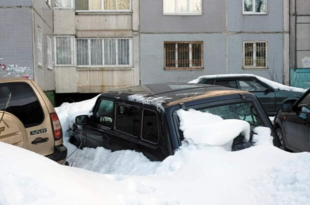 В МЧС рассказали о правильных способах откапывать авто из-под снега