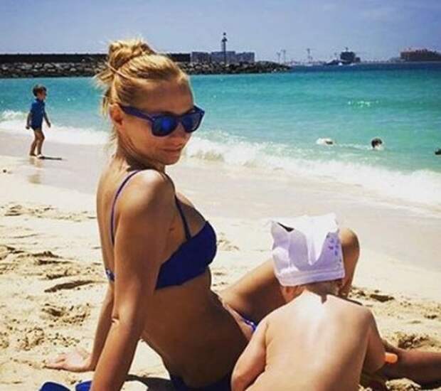 Татьяна Навка разместила в Сети фотографии себя и дочки на пляже