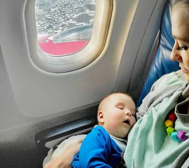 в самолете с ребенком