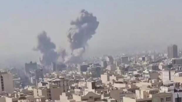 Центр Тегерана заволокло дымом после обстрелов. Источники говорят о больших потерях у КСИР