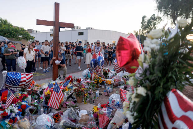 Люди посещают мемориал Чарли Кирка у штаб-квартиры Turning Point USA, Финикс, штат Аризона, 12 сентября 2025 года