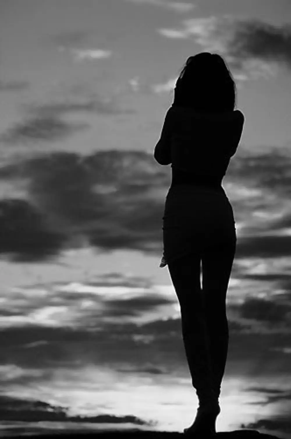 фото женщины в темноте со спины