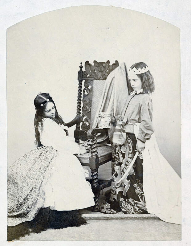 https://upload.wikimedia.org/wikipedia/commons/0/01/Annie_Rogers_plus_Mary_Jackson_by_Lewis_Carroll.jpg