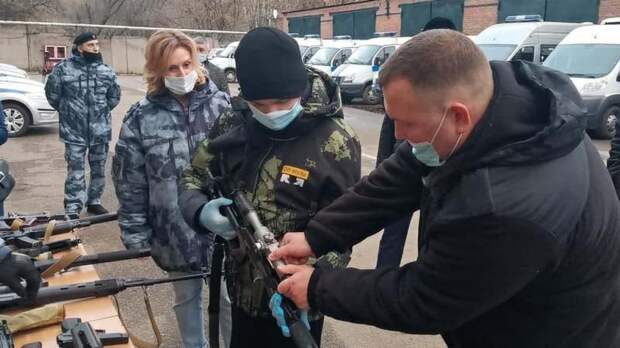 Сенатор Инна Святенко исполнила мечту воспитанника Центра содействия семейному воспитанию. Фото: Из личного архива