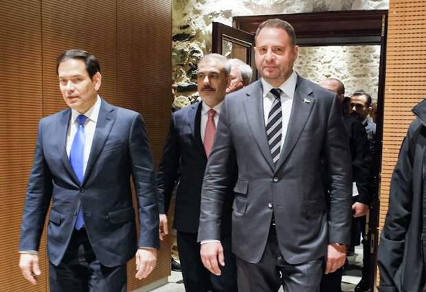 Госсекретарь США Марко Рубио, министр иностранных дел Турции Хакан Фидан, глава офиса президента Украины Андрей Ермак перед началом трехсторонних переговоров в Стамбуле. 2025