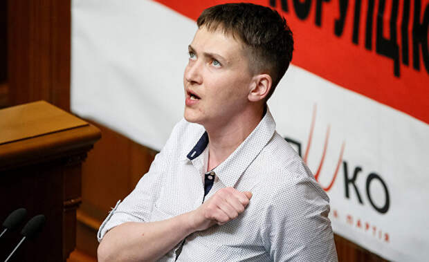 Надежда Савченко поет гимн во время сессии в парламенте