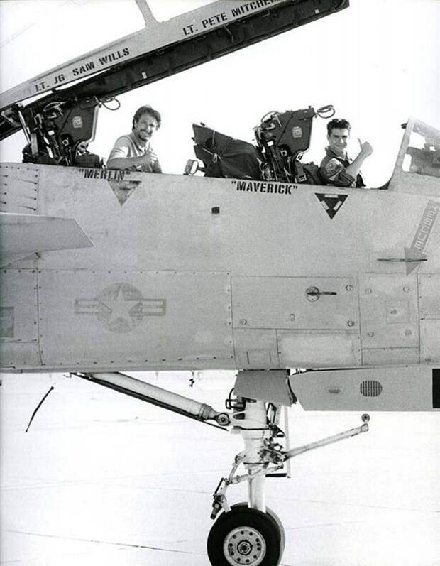 Том Круз и Джерри Брукхаймер во время съёмок "Top Gun". США, 1985