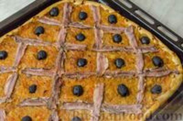 Фото к рецепту: Дрожжевой луковый пирог "Писсаладьер" с помидорами, анчоусами и маслинами
