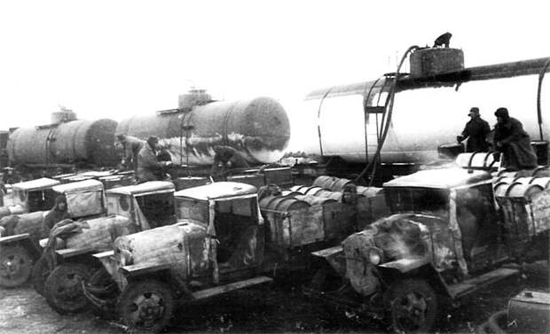 Грузовики ГАЗ-ММ, используемые в качестве бензовозов, во время заправки на одной из станций под Сталинградом. Капоты моторов укрыты чехлами, вместо дверей — брезентовые клапаны. Донской фронт, зима 1942—1943 годов.