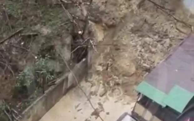 Горы ползут: оползень в Сочи надвигается на многоэтажку - грязь уже в квартирах?