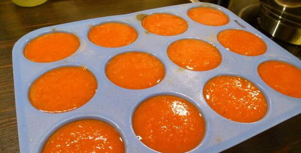 Заморозка томатной пасты в силиконовой форме.