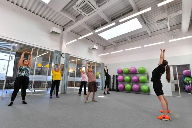 Зарядка в центре долголетия. Фото: Сергей Киселев, АГН