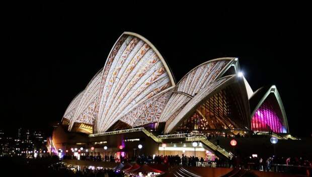 Здание Сиднейской оперы во время фестиваля света Vivid Sydney 2016