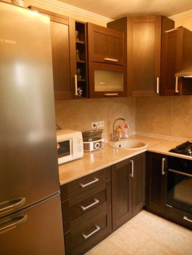 Кухни угловые на 9 квадратных с холодильником фото