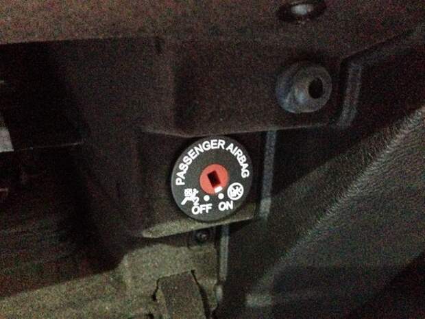 Выключатель подушки безопасности. Нужно повернуть его в положение Off, чтобы отключить пассажирский Airbag. (фото: https://a.d-cd.net/91929aas-960.jpg) 