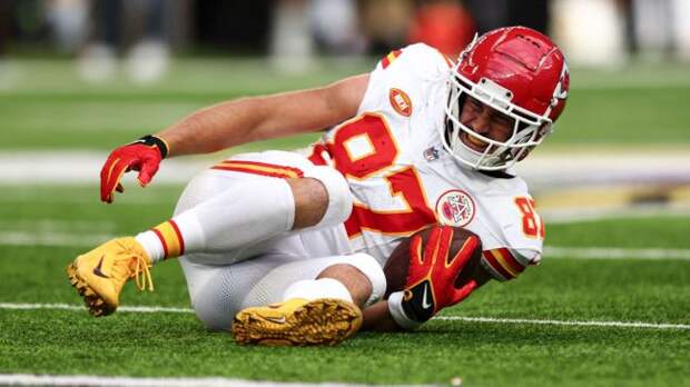 travis kelce injury on turf