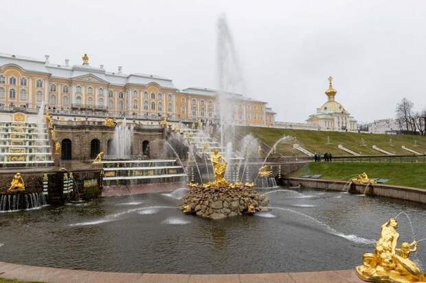 В Петергофе запустили фонтаны