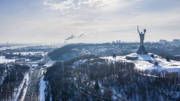 В Киеве убрали надпись на русском языке у «Родины-матери»