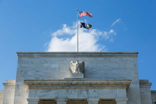 ФРС США в седьмой раз подряд сохранила ставку на уровне 5,25-5,5% годовых