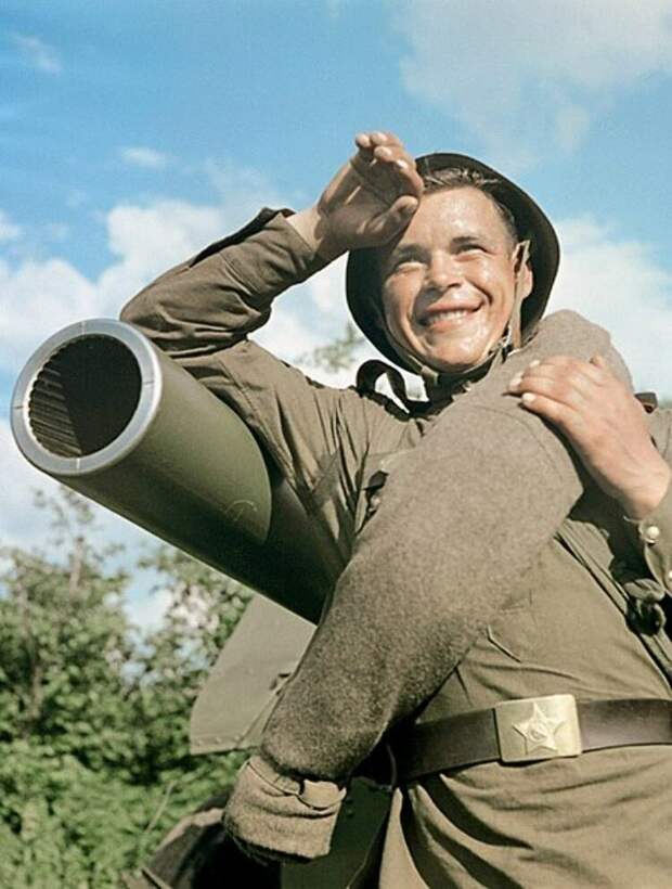 Гвардии младший сержант В. Агапов — командир одного из лучших расчетов Н-ской гвардейской части. 1952 год СССР, фото, это интересно