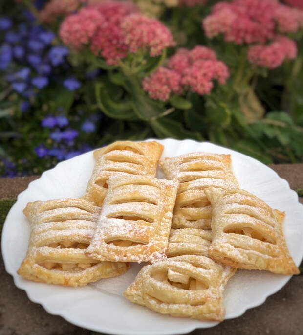 Слоёное тесто + яблоки = вкуснятина к чаю фактически без затрат времени и денег