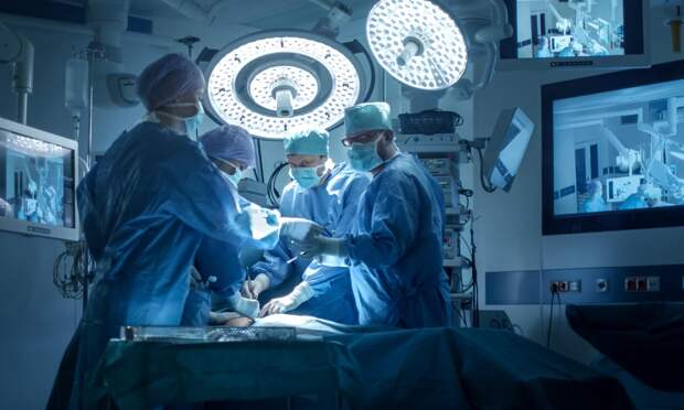 В животе 15-летней девочки выросла опухоль размером с младенца