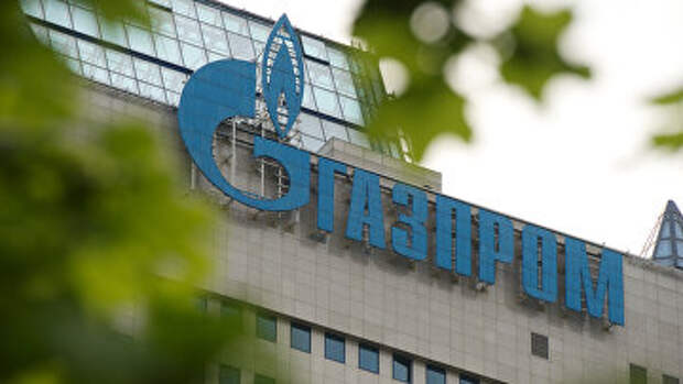 Вывеска на офисном здании компании Газпром