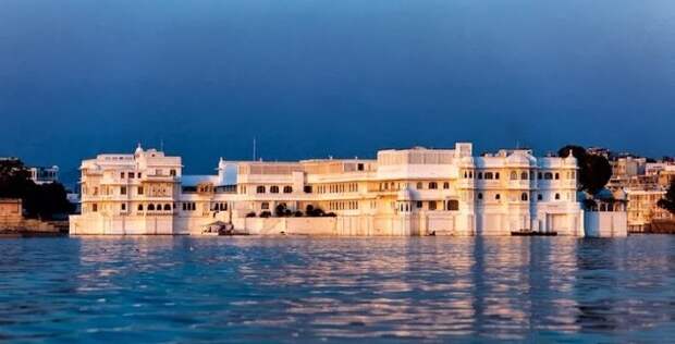 Роскошный плавающий дворец озера Пичола