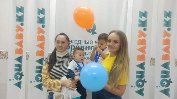 Грудные дети завоевывают медали по плаванию в Алматы