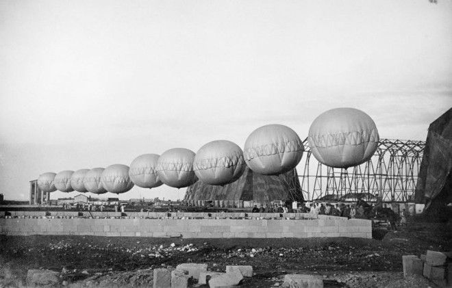 5. Цепь итальянский заградительных воздушных шаров, 1918 5. Цепь итальянский заградительных воздушных шаров, 1918 война, война в воздухе, война в небе, вторая мировая война, исторические фото, первая мировая война
